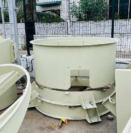 Discharge chute and feed hopper, recycling plant